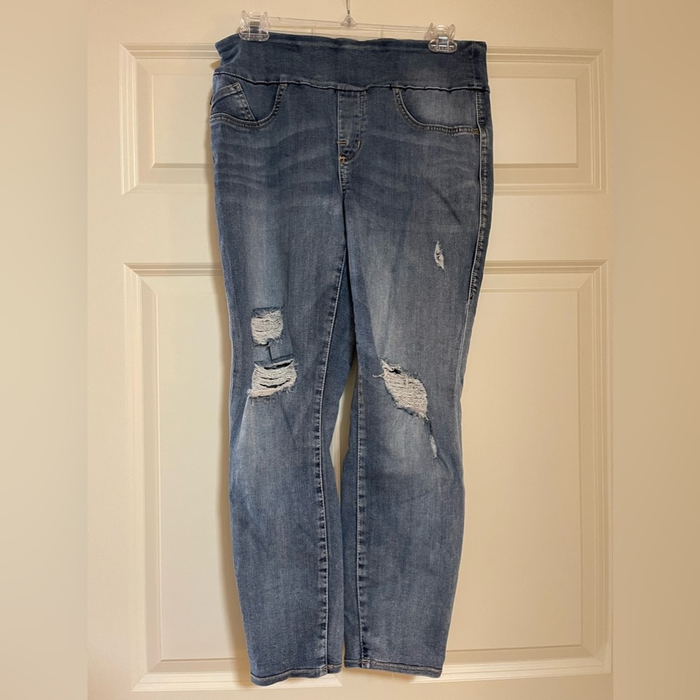 Rock & Republic Fever Pull-on jeans/jeggings. Cropped. Distressed, size 10